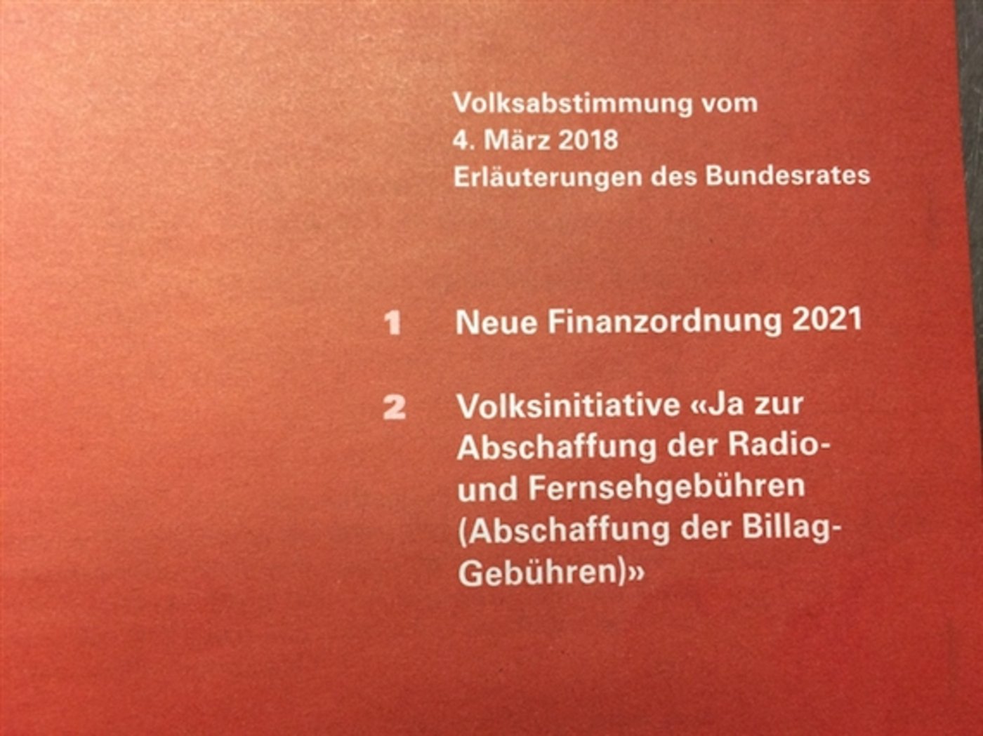 Die Schweizer Stimmberechtigten lehnten die Volksinitiative zur Abschaffung der Radio- und Fernsehgebühren am 4. März klar mit 71,6 Prozent ab. Die Stimmbeteilung lag bei rund 54 Prozent. (Bild et)