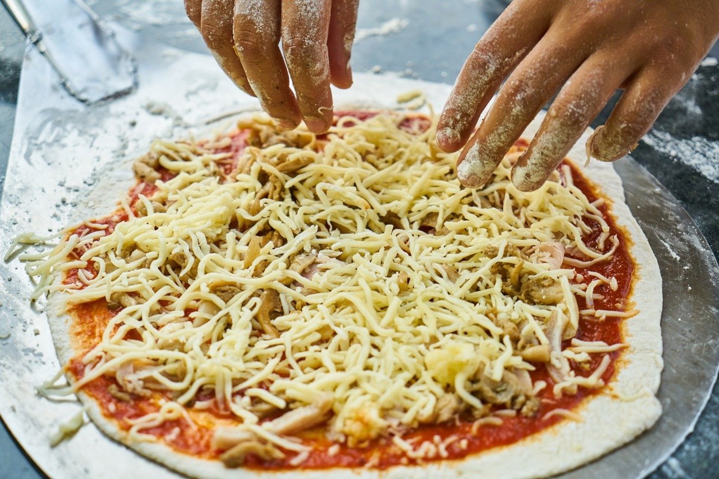 Schweizerinnen und Schweizer scheinen in der Corona-Krise das Kochen und Backen entdeckt zu haben. Das lassen jedenfalls die Zugriffszahlen auf die Rezeptdatenbank von Swissmilk vermuten. (Bild Pixabay)