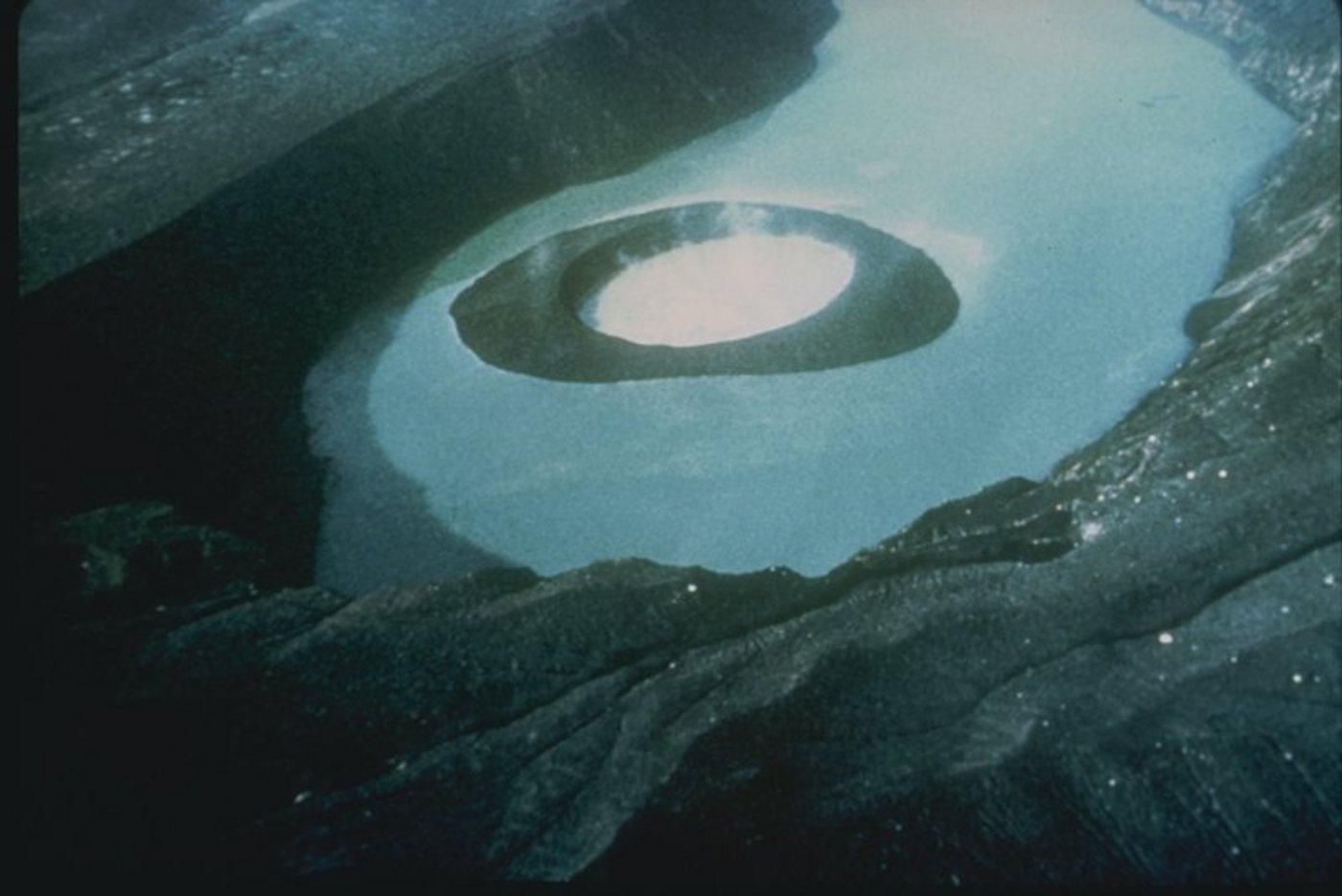 Der Vulkan Taal ist ein beliebtes Touristen-Ziel aufgrund des im Vulkankessel gelegenen Sees samt Insel. (Bild Wickipedia)