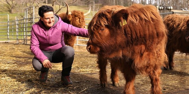 Dank der Umstellung von Milchkühen auf Schottische Hochlandrinder sind die fixen Melkzeiten auf dem Hof der Familie Ott weggefallen. Eveline Ott-Amgwerd hat so Freizeit gewonnen. (Bild Reto Betschart)
