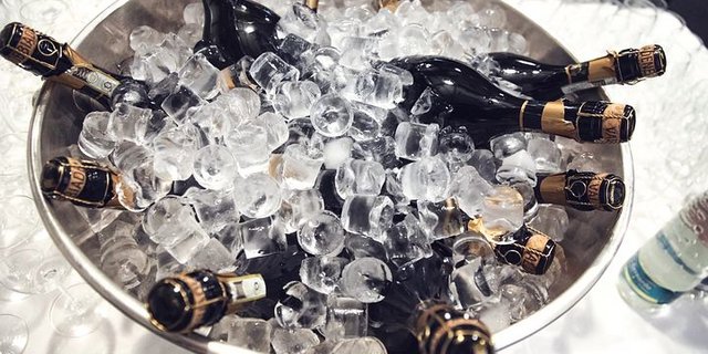 Champagner-Flaschen wechseln bei der richtigen Trinktemperatur die Farbe. (Symbolbild Pixabay)