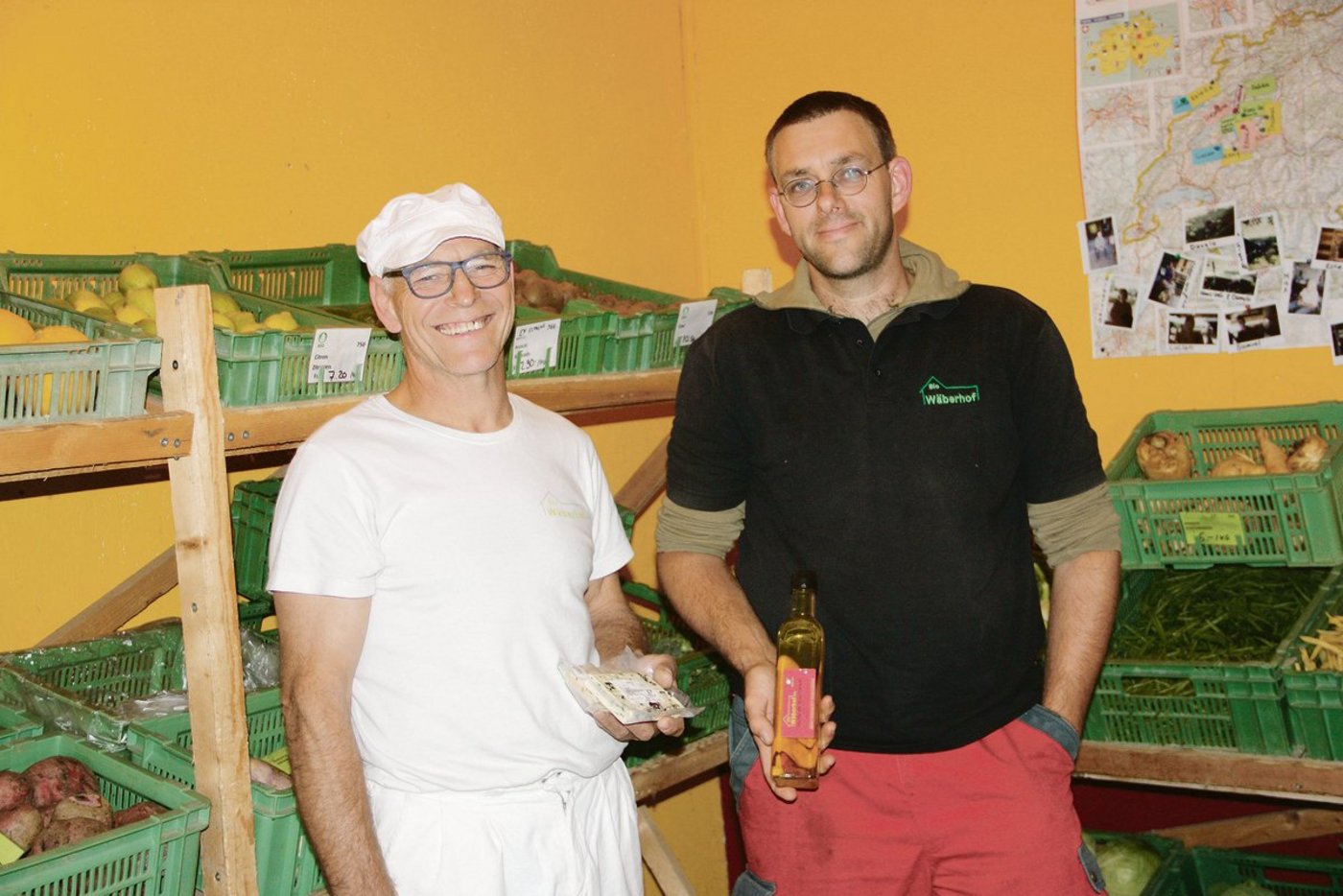 Samuel Theiler (rechts) und Hans-Ulrich Fankhauser bewirtschaften den vielseitigen Bio-Wäberhof in Ins gemeinsam. Produziert wird auch nicht Alltägliches. Die Verantwortlichkeiten sind dabei ganz klar geregelt.   