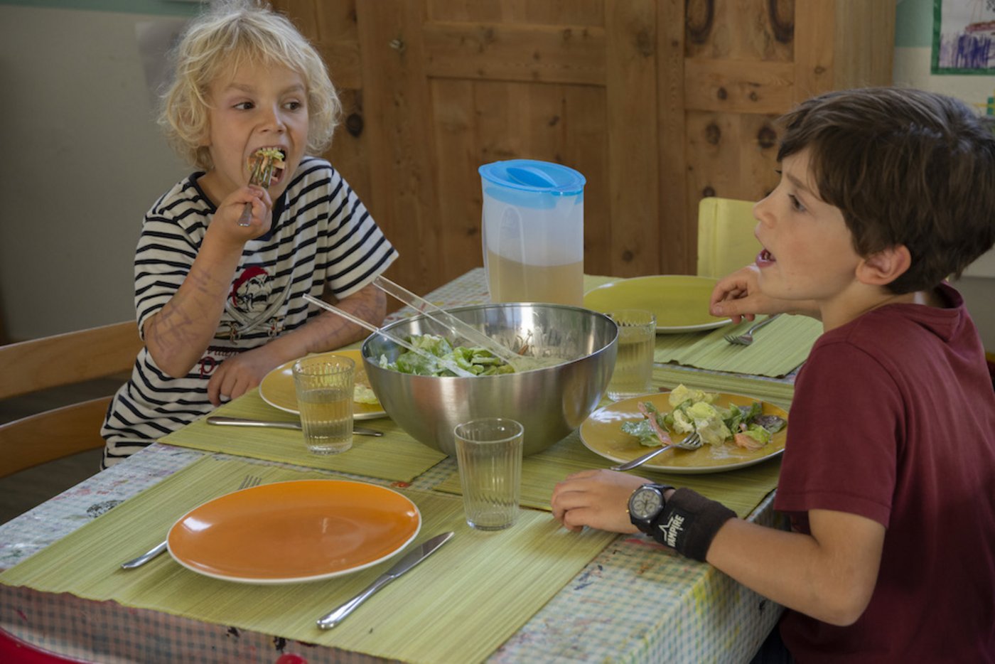 Die Kinder kommen alle gerne an den Mittagstisch. Hier ist immer etwas los.