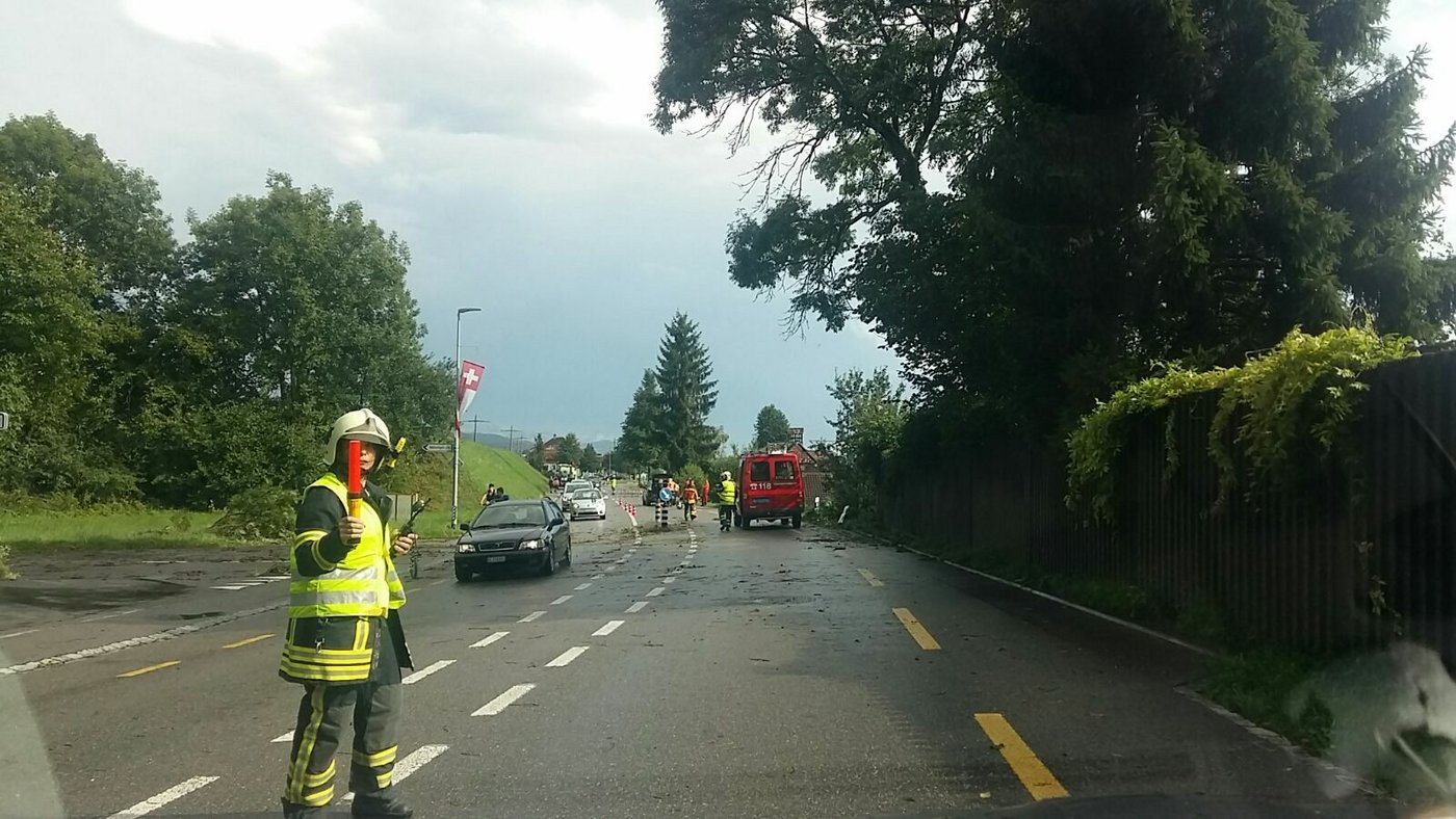 Die Feuerwehr ist im Einsatz. 