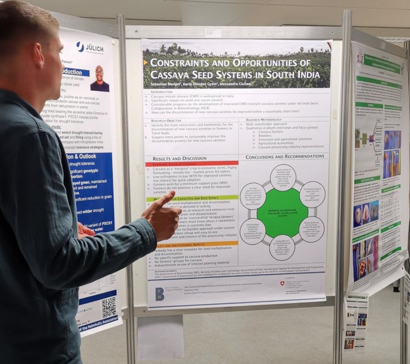 Ein Studierender der Berner Fachhochschule stellt sein Poster zur Cassava-Vermehrung in Südindien vor. (Bild lid/mg)