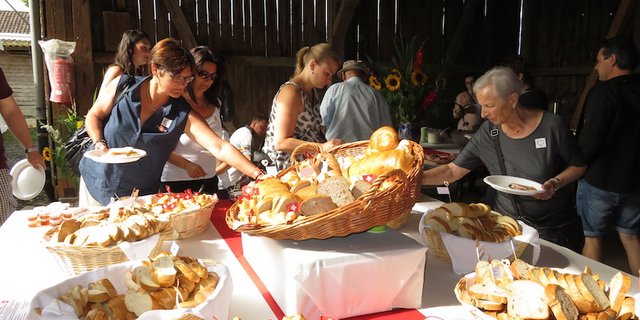 Auf über 200 Höfen findet dieses Jahr trotz Corona und gemeldetem schlechtem Wetter der 1. August-Brunch statt. (Archivbild BauZ) 