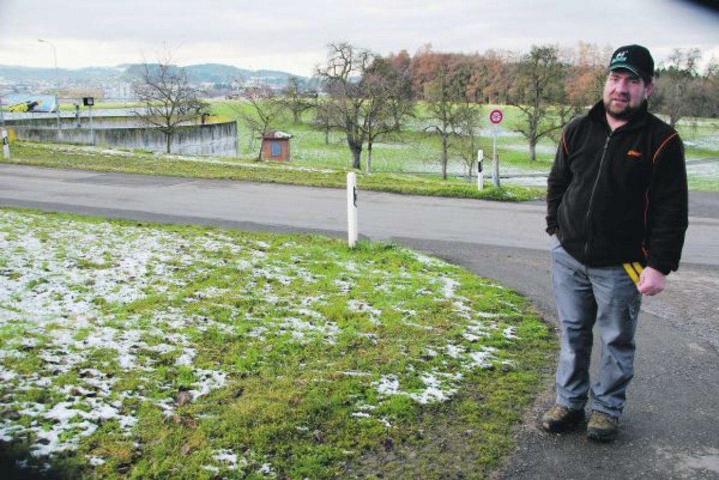 Der Betrieb von Zeno und Hanna Stadler nahe der Stadtgrenze von Wil hat keine unmittelbaren Nachbarn. Auf der Strasse gilt Tempo 80, der Verkehr wird ständig dichter. Zeno Stadler zeigt, wo der Kuhtunnel gebaut werden soll. (Bild Ruth Bossert)