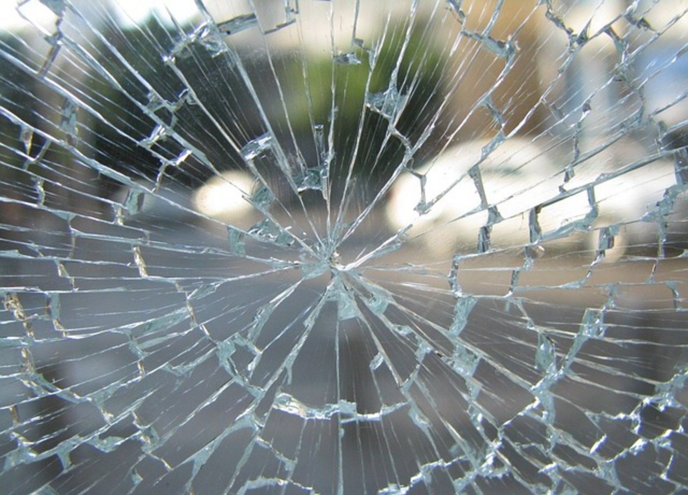 Die Höhe des Schadens an der Hausmauer und dem Fahrzeug, sowie die Kosten der Bergung stehen noch nicht fest. (Symbolbild Pixabay)