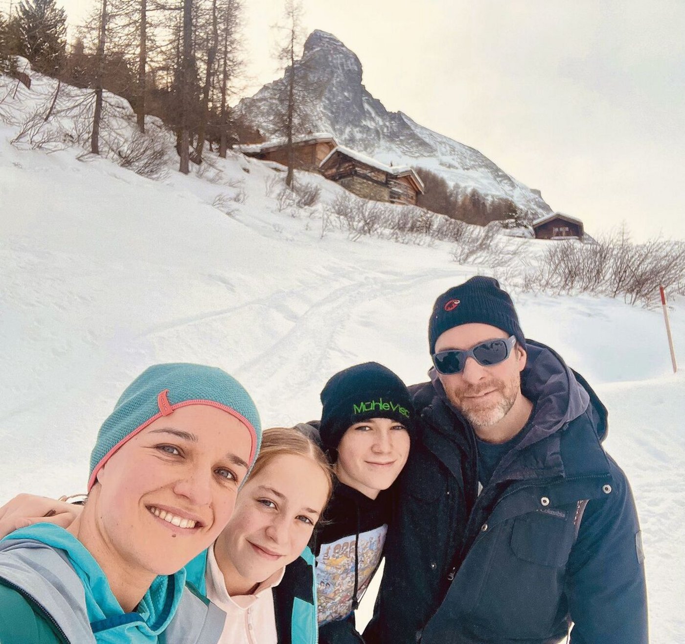 Nadine Perren  mit Tochter Lucienne, Sohn Jean-Marie und Ehemann Robi vor dem Matterhorn (v. l.).