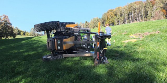 Der Traktor, mit dem sich der Bauer überschlagen hat. (Bild Kapo SG)
