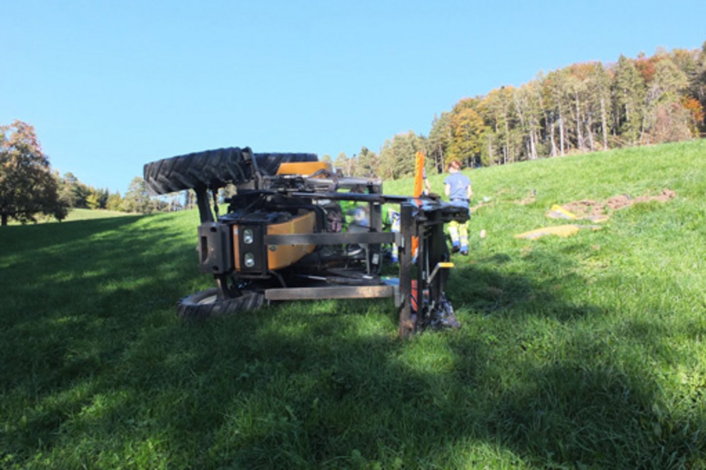 Der Traktor, mit dem sich der Bauer überschlagen hat. (Bild Kapo SG)