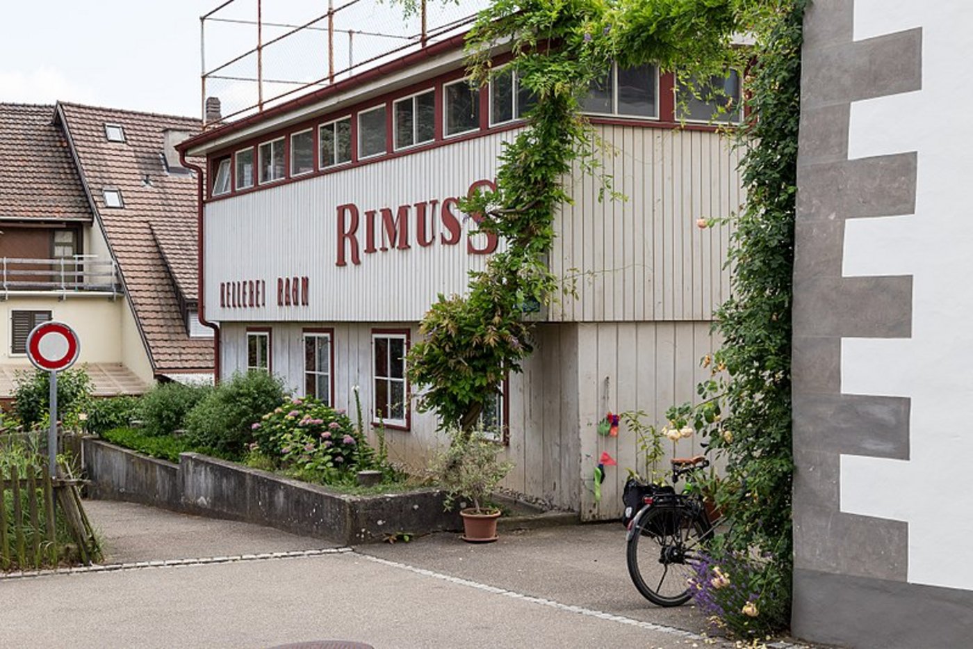 Gebäude der Rimuss Kellerei Rahm im Zentrum von Hallau. (Bild JoachimKohlerBremen/Wikimedia)