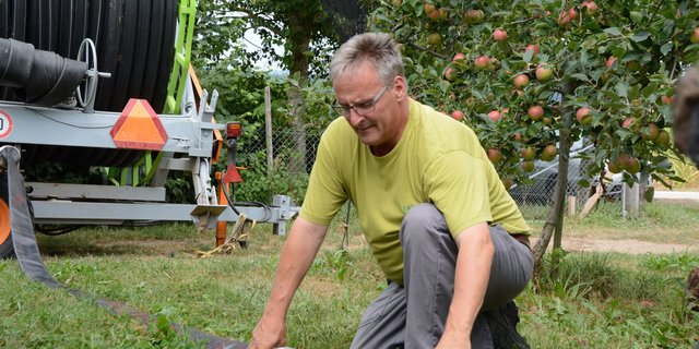 Thomas Grüter aus St. Urban LU improvisierte eine Bewässerungsanlage für das Bioobst. (Bilder jz)