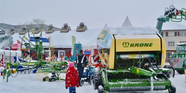 Winterlich dick verschneit präsentierten sich die Heuerntemaschinen. (Bild jba)