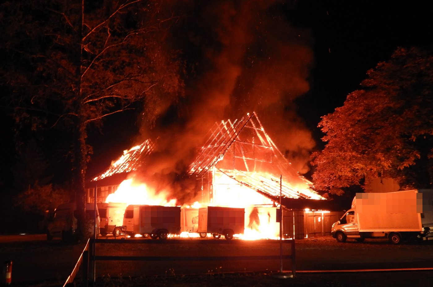 Das alte Bauernhaus im Vollbrand: Die Höhe des Sachschadens beträgt laut Polizei insgesamt mehrere hunderttausend Franken. (Bild Kapo TG)