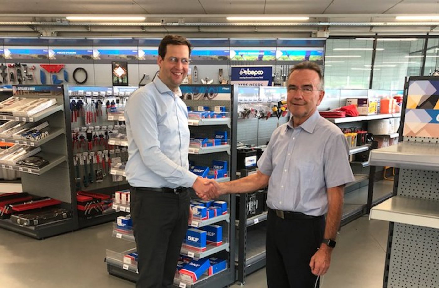 CEO der Bepco, Amaury Salaun, und Jörg Minger, CEO der Bucher Landtechnik geben einen Handschlag auf die neue Partnerschaft. (Bild zVg)