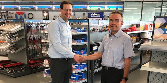 CEO der Bepco, Amaury Salaun, und Jörg Minger, CEO der Bucher Landtechnik geben einen Handschlag auf die neue Partnerschaft. (Bild zVg)