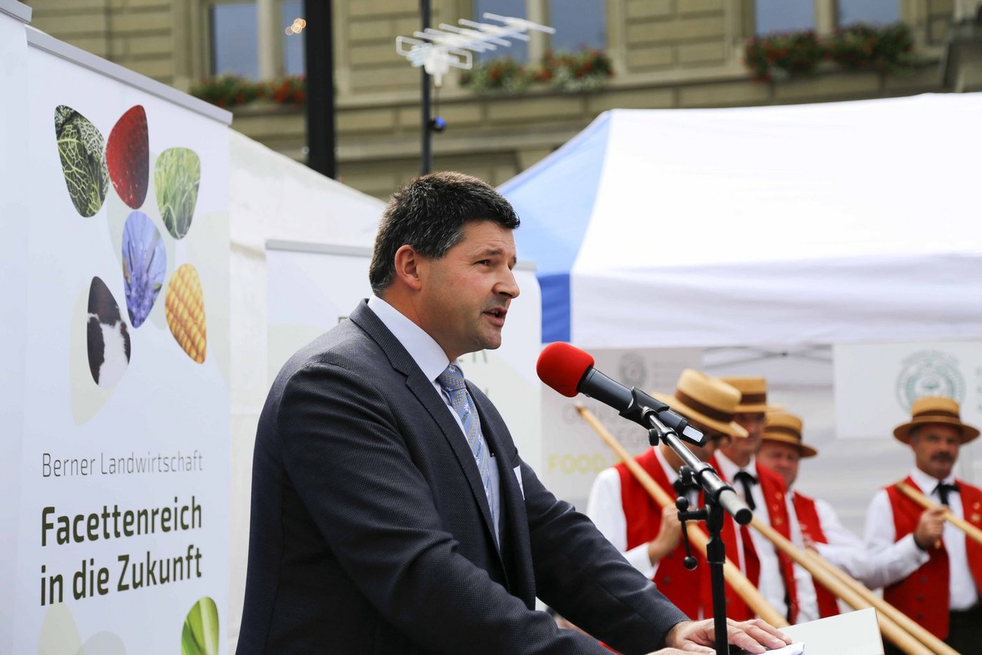 Hans Jörg Rüegsegger ist Präsident von SALS-Schweiz. Hier bei einer Rede auf dem Berner Bundesplatz, in seiner Funktion als Präsident des Berner Bauern Verbandes. (Bild lid/ji)