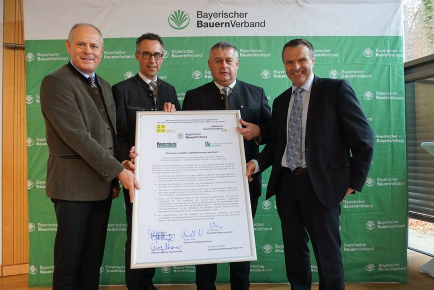 Gemeinsam wurde ein Grundsatzpapier verabschiedet. Für die Schweiz unterzeichnete Urs Schneider (ganz rechts), stv. Direktor des SBV. (zVg)