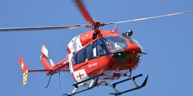 Ein Rettungshelikopter musste den Verletzten ins Spital fliegen. (Symbolbild Daniel Steger) 