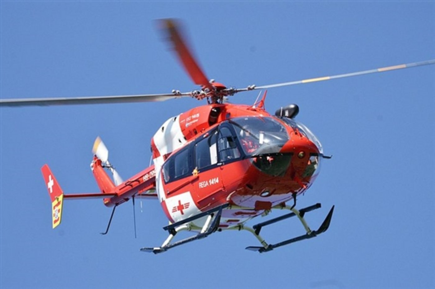 Ein Rettungshelikopter musste den Verletzten ins Spital fliegen. (Symbolbild Daniel Steger) 