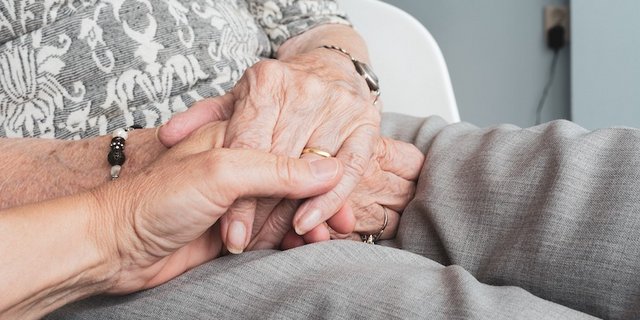 Dasein ist beispielsweise Palliative Care: Wenn ein Mensch unheilbar krank ist, hilft Zuwendung. (Symbolbild Pixabay) 