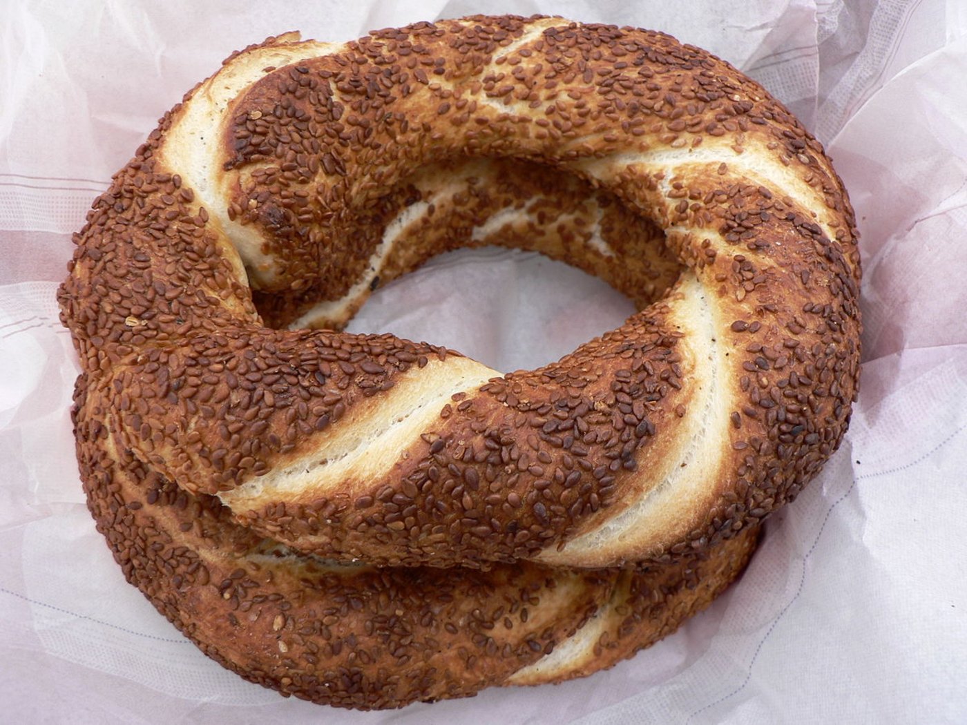 Zwei Simit auf Einwickelpapier. (Bild Barbarossa)