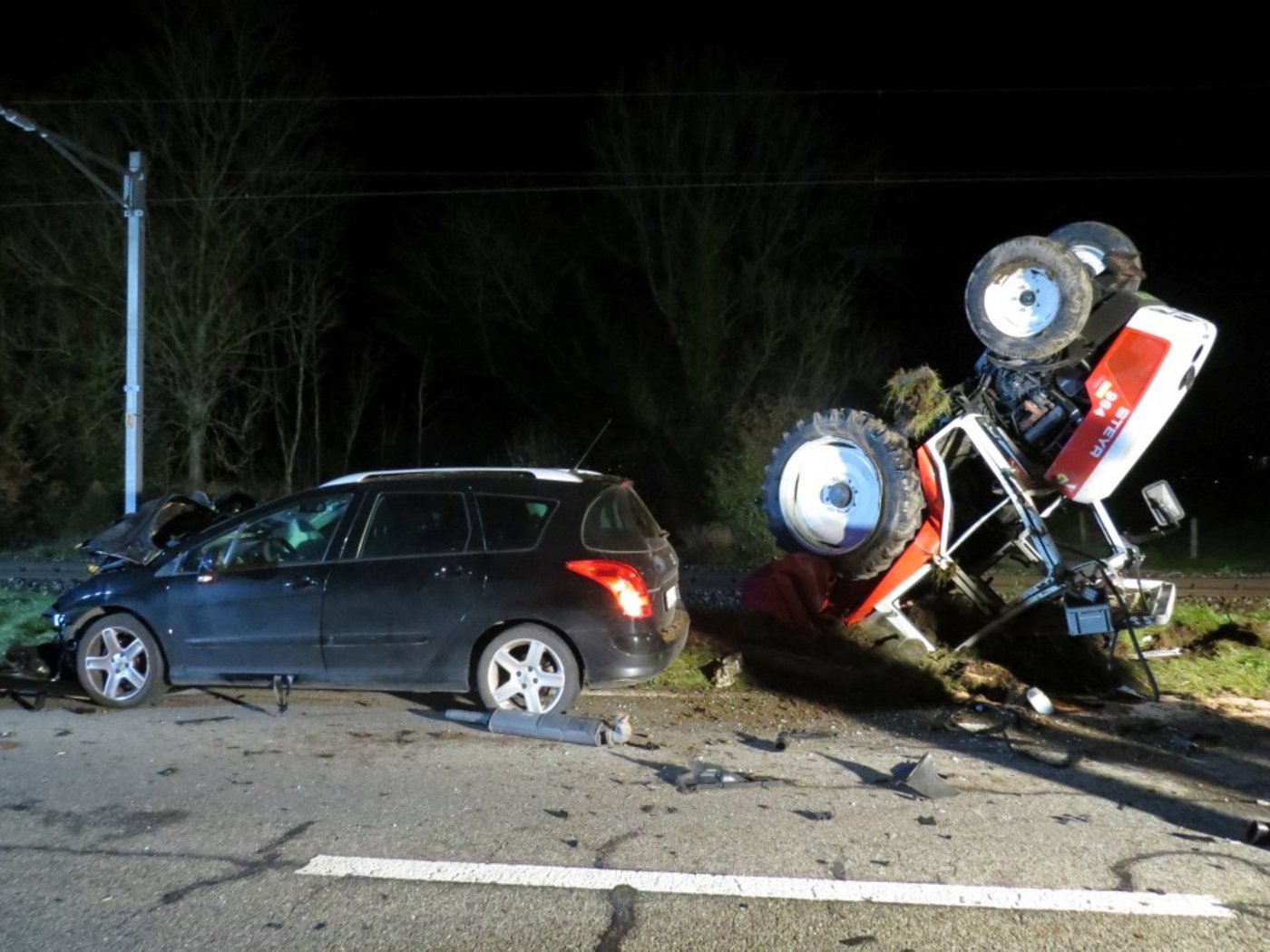 Nach der heftigen Kollision blieb der Traktor auf dem Dach liegen. (Bild Kapo AG)