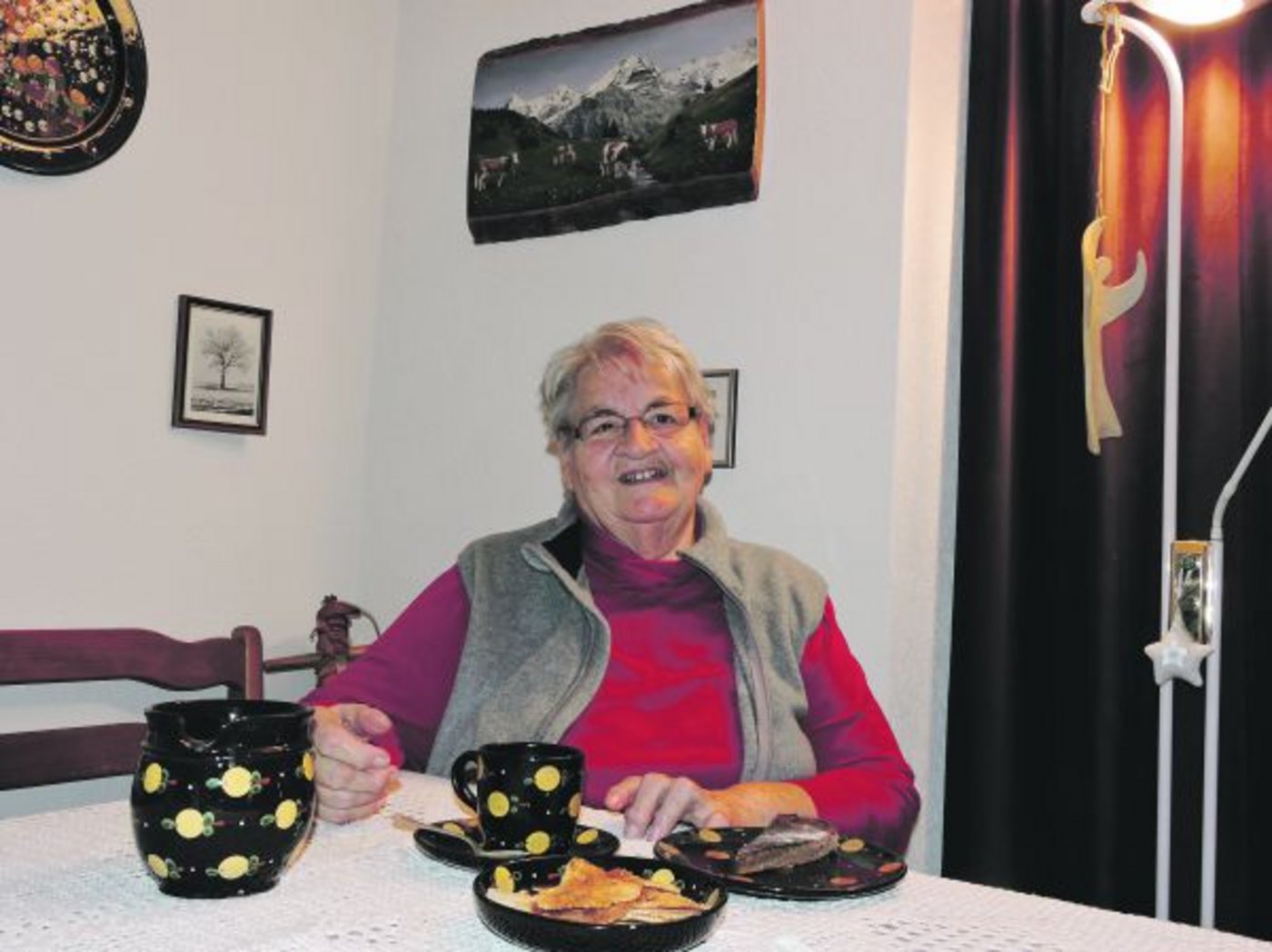 Margrit Flückiger-Schick kann auf ein abwechslungsreiches Leben zurückblicken. Aber auch jetzt sitzt sie nicht nur den ganzen Tag rum. Sie macht immer noch selber Rotkreuzfahrten, dabei darf die Zeit für einen Kaffeeschwatz nicht fehlen. (Bild Barbara Heiniger)