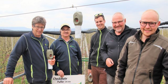 Das Montageteam Jakob Wildisen (l.), André Rohrbach und Manuel Estermann zusammen mit Peter und Erik Eichenberger. In der Mitte ein montierter CheckMate Puffer. (Bilder RoMü)