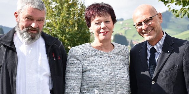 Die scheidenden Vorstandsmitglieder Präsident Lorenz Koller (l.), Agroscope-Vertreter Jean-Philippe Mayor (r.) und die frisch gewählte Präsidentin Esther Gassler feierten gemeinsam mit den Agridea-Delegierten Abschied und Neuanfang. (Agridea)