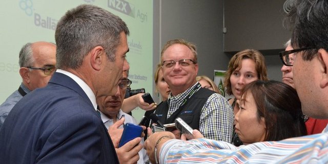 Vor zahlreichen Agrarjournalisten erklärte Nathan Guy an, dass Neuseeland den Agrarexport verdoppeln wolle. Von den USA und der Schweiz erwartet er einen Rückgang der Exportsubventionen. (Bild Zimmcomm)
