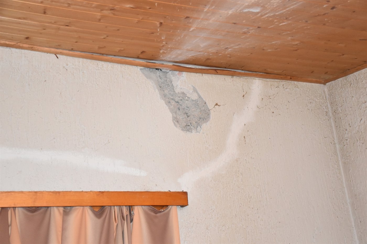 Die Decke des Wohnraums wurde beschädigt.