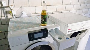 Wenn eine Wäsche sch Wenn eine Wäsche schlecht riecht, kann man dem Hauptwaschgang oder dem letzten Spülgang im Weichspülfach einen Deckel farblosen Essig beimischen.