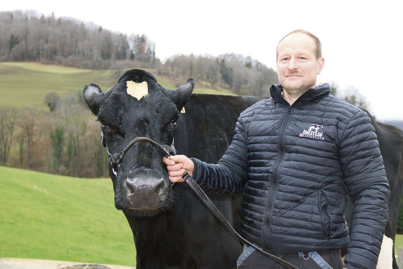 Armin Odermatt mit seiner 14-jährigen Superkuh Gauglera Stormatic Orina. Die Lady geniesst bei Odermatts ihren wohlverdienten Ruhestand.