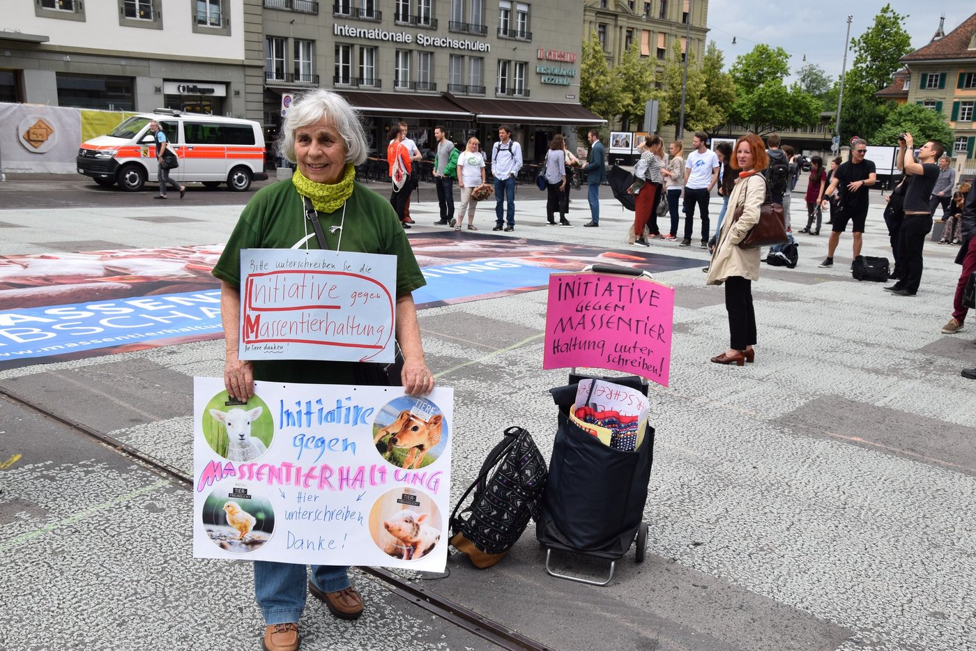 Sie will Unterschriften für die Massentierhaltungsinitiative sammeln. (Bild Peter Fankhauser)
