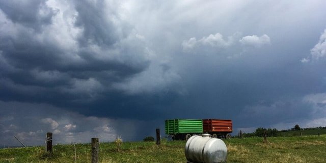 Im Kanton Zürich wurden am Wochenende knapp 1'500 Blitze registriert. Hier ein Bild einer Gewitterzelle im Zürcher Weinland. (Bild Andreas Hostettler/Meteo Swiss)