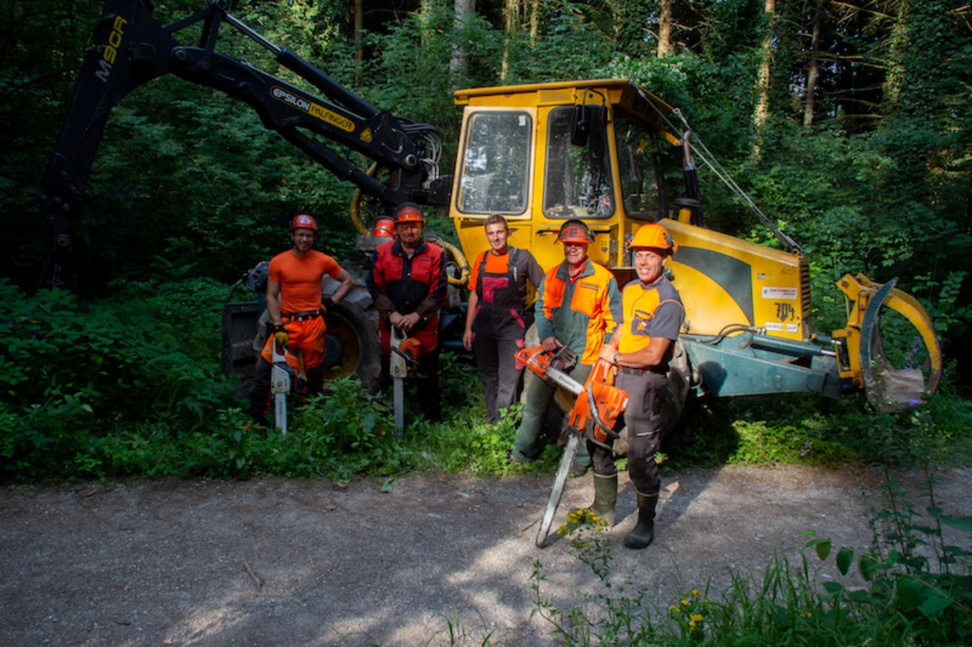  Bereit zum Abholzen der Tannen für die Eingangsportale (v.l.): Dome Schürch, Beat Pulfer, Luan Gäumann, Beat Moser und Oli Wittwer  (Bild Niklaus Messer / Fotoclub Münsingen)