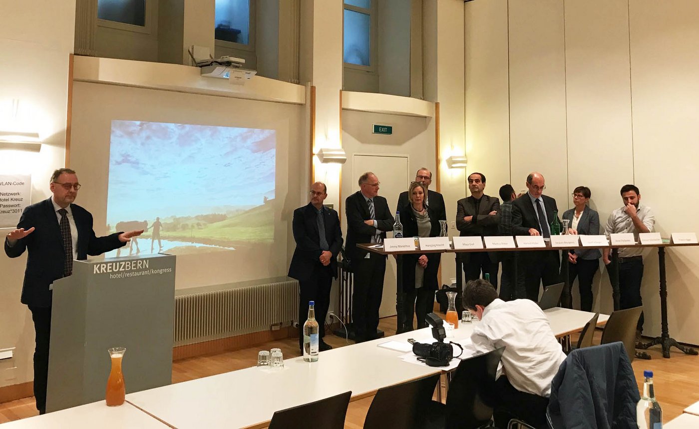 Breite Allianz, auch was die Anzahl Personen angeht: Bild von der Medienkonferenz von heute Dienstag in Bern. (Bild akr)