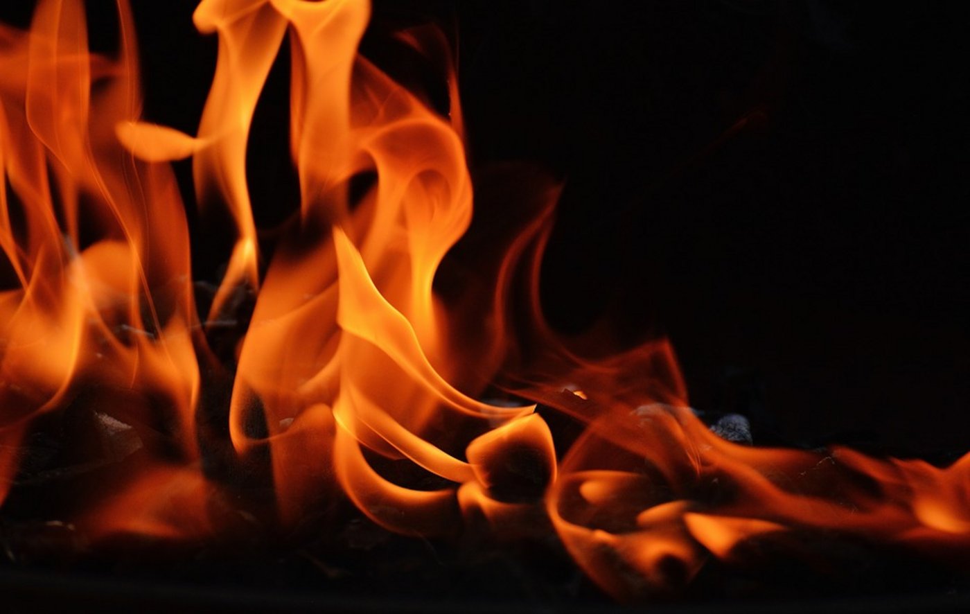 Nach ersten Erkenntnissen war der Blitzeinschlag der Grund für den Brand. (Symbolbild Pixabay)