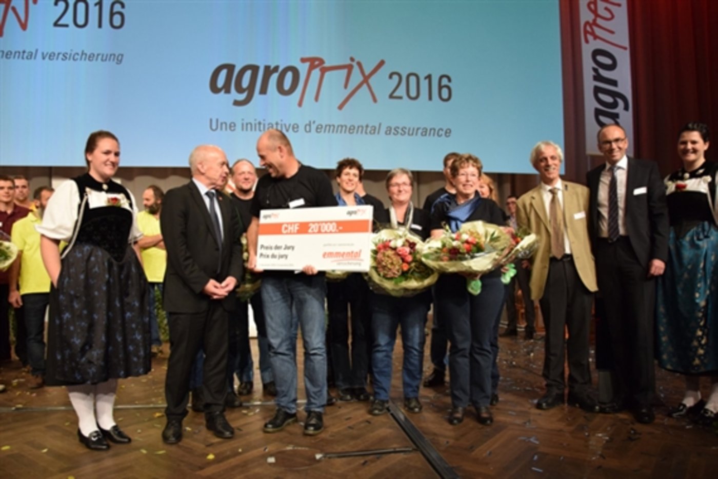 2016 ging der AgroPreis an den Verein SwissSilk, der Seidenraupen züchtet und so Schweizer Seide herstellt. (Bild jba)