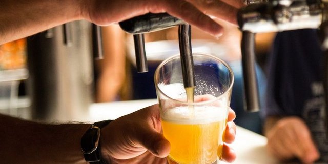 Der Markt bezüglich Bier-Volumen in der Gastronomie ist 2020 um 34% zurückgegangen. (Bild Pixabay)
