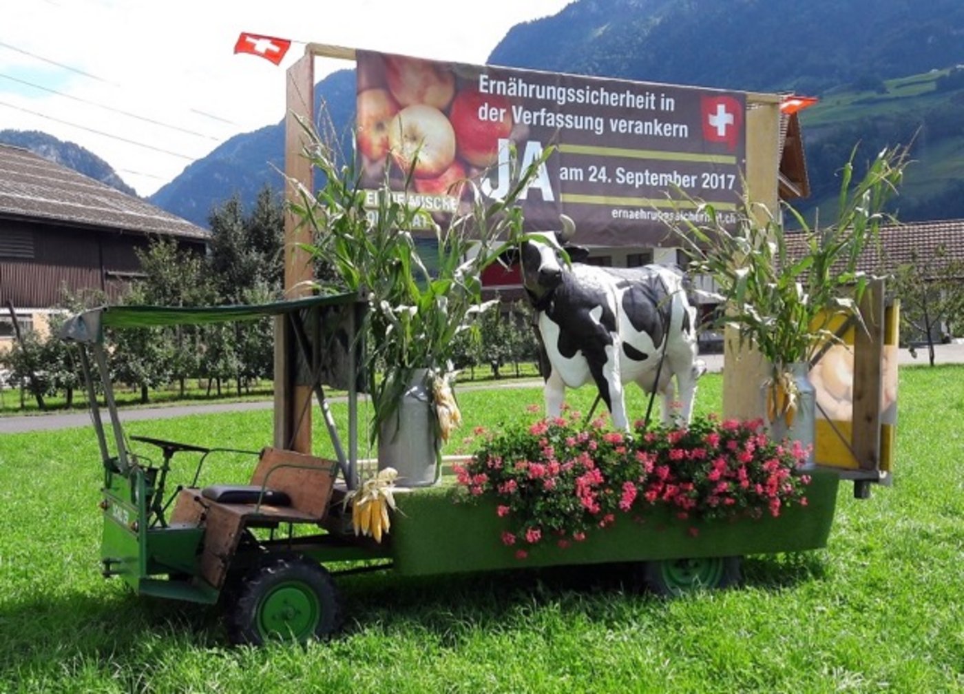 Die Bäuerinnen und Landfrauen sind für die Verankerung der Ernährungssicherheit in der Verfassung. Bauernfamilien im ganzen Land setzen sich dafür ein. (Bild zVg)