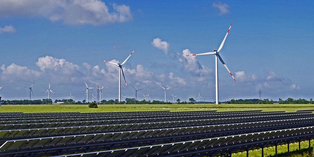 Eine Solarfarm mit Solarpanels und Windrädern. (Bild pd)