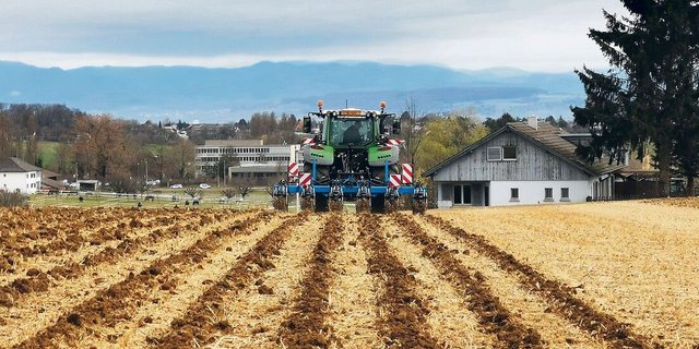 Mit dem Strip-Till-Verfahren ersetzt der Rübenbauer den konventionellen Pflug. Nur die Saatreihen werden bearbeitet. 
