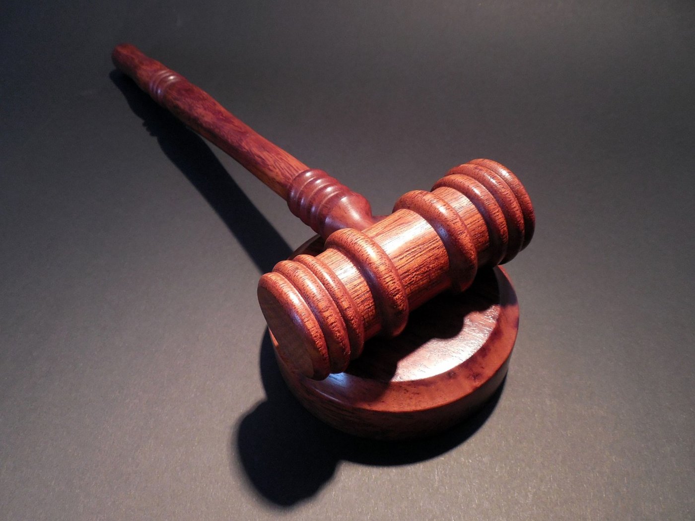 Der Verurteilte muss die sechsmonatige Zeit hinter Gittern nicht sofort antreten. Er hat einen Haftaufschub bekommen und muss eine Therapie machen. (Symbolbild Pixabay) 