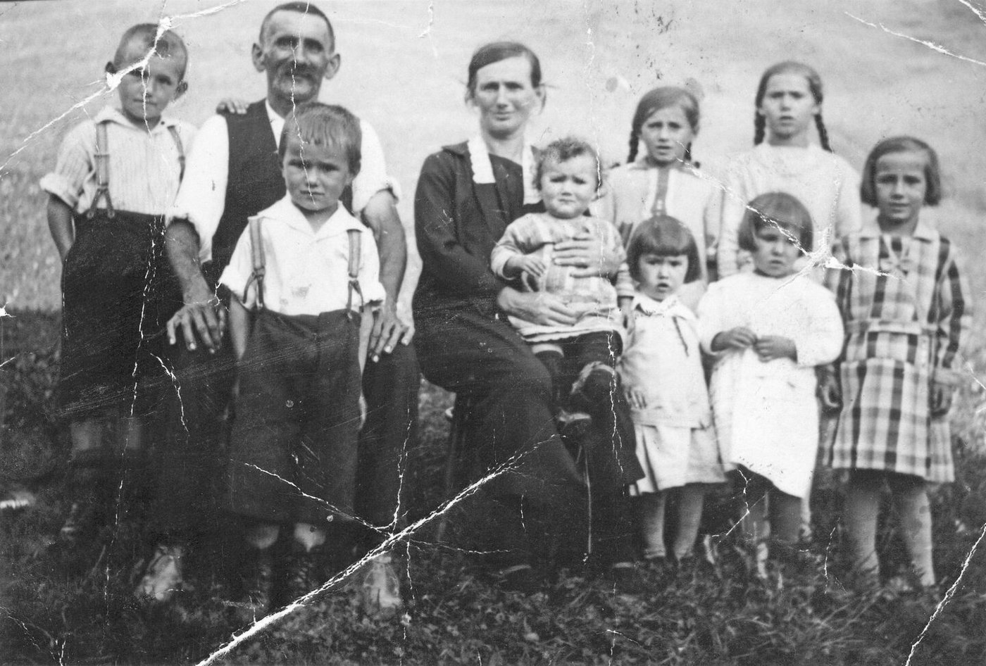 Albert und Agatha Wicki mit acht ihrer Kinder, fünf weitere sollten noch folgen. Obwohl sie ihre Kindheit und Jugend in einfachen Verhältnissen erlebte, erinnert sich «Schosi» gerne an diese Zeit zurück.