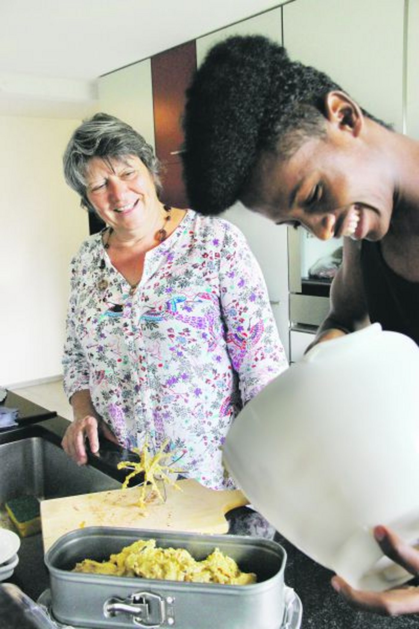 Rita Meyer und Fahmi aus Äthiopien haben sichtlich Spass beim Kuchenbacken. (Bild cap)