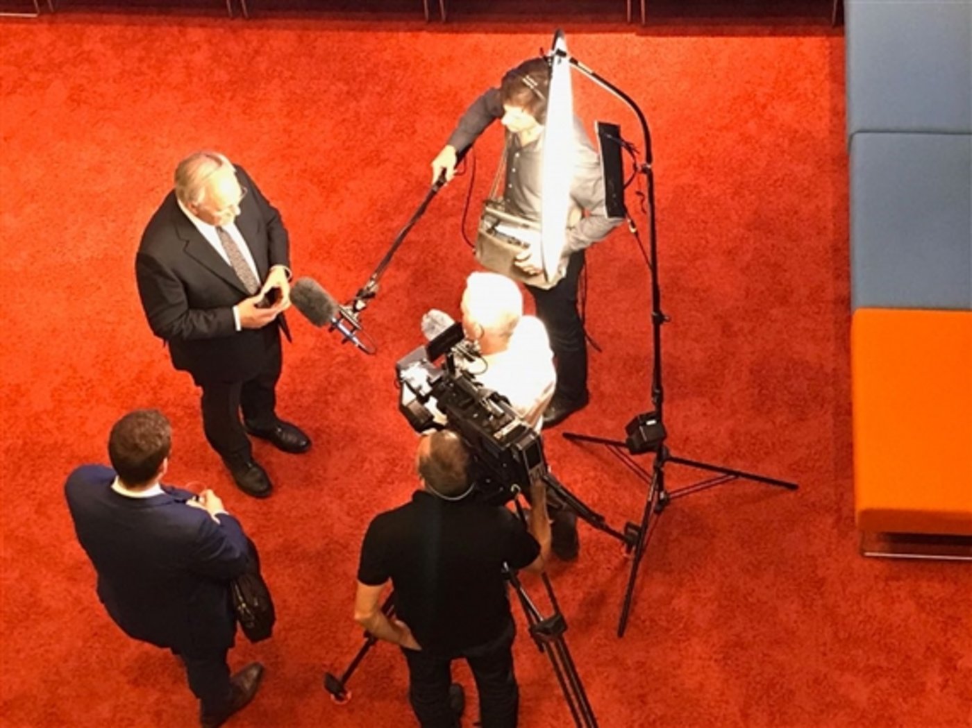 Agrarminister Johann Schneider-Ammann - hier letzten Mittwoch im Gespräch mit dem Schweizer Fernsehen SRF - kommt mit seinen Vorschlägen zur künftigen Agrarpolitik bei den Bauern gar nicht gut an. (Bild akr)