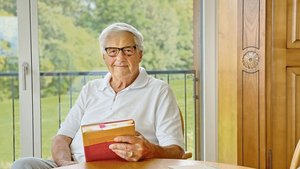 Hansjörg Häberli in Hansjörg Häberli in der neuen Wohnung, die er im Sommer mit seiner Frau bezogen hat. An den Texten für sein Buch schrieb er rund zehn Jahre.